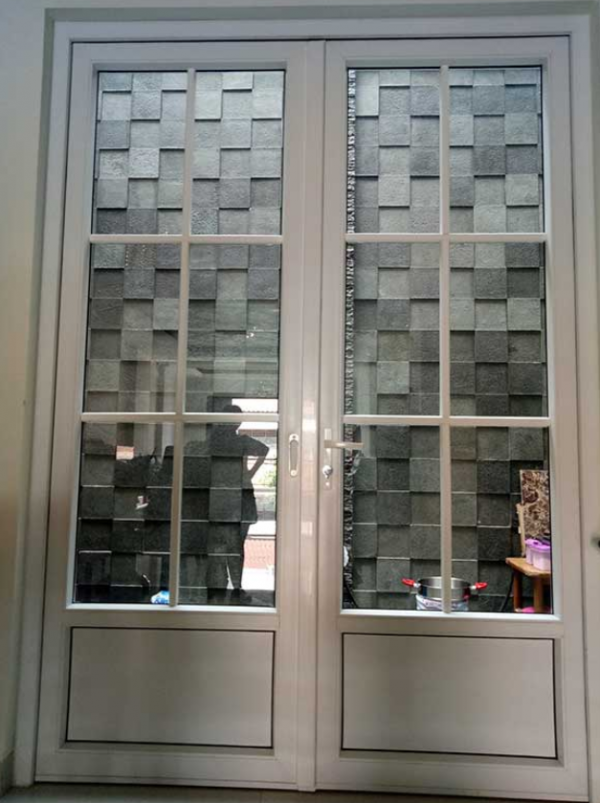 Pintu rumah dengan panel kaca leaded